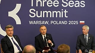 Il presidente Andrzej Duda (al centro), il primo ministro croato Andrej Plenkovic (a sinistra), il segretario all'Energia statunitense Chris Wright