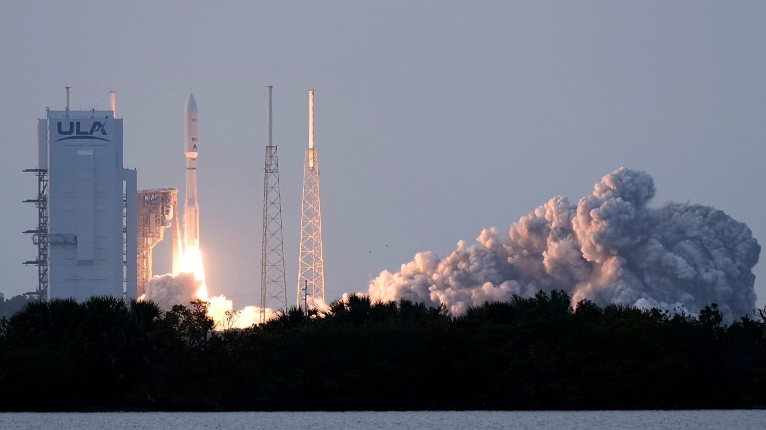 انطلاق صاروخ Atlas V من مجمع الإطلاق 41 في كيب كانافيرال، حاملاً أولى أقمار مشروع كويبر التابع لأمازون، في خطوة جديدة نحو منافسة شبكة ستارلينك، يوم الاثنين 28 أبريل 2025