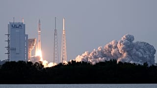 انطلاق صاروخ Atlas V من مجمع الإطلاق 41 في كيب كانافيرال، حاملاً أولى أقمار مشروع كويبر التابع لأمازون، في خطوة جديدة نحو منافسة شبكة ستارلينك، يوم الاثنين 28 أبريل 2025