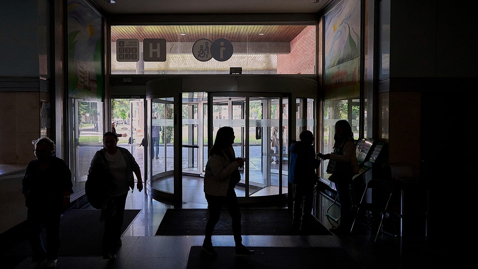 Pessoas caminham no interior de um hospital durante um corte de eletricidade em Pamplona, no norte de Espanha, segunda-feira, 28 de abril de 2025.