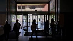 Pessoas caminham no interior de um hospital durante um corte de eletricidade em Pamplona, no norte de Espanha, segunda-feira, 28 de abril de 2025.