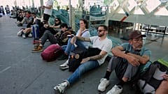 Viajantes esperam em Atocha por não poderem embarcar num comboio devido ao apagão. 