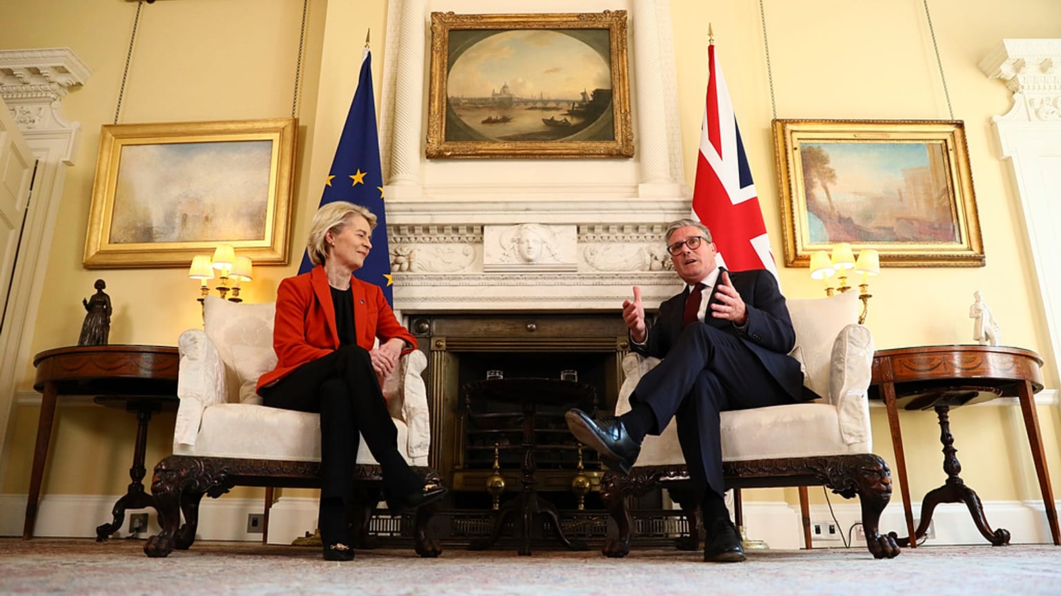 Ursula von der Leyen és  Keir Starmer