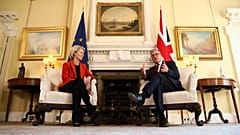Ursula von der Leyen és  Keir Starmer