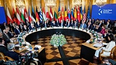 Les participants au sommet de l'Initiative des trois mers (3SI) ont pris place pour les discussions au château royal de Varsovie, Pologne, mardi 29 avril 2025.
