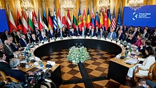 Les participants au sommet de l'Initiative des trois mers (3SI) ont pris place pour les discussions au château royal de Varsovie, Pologne, mardi 29 avril 2025.