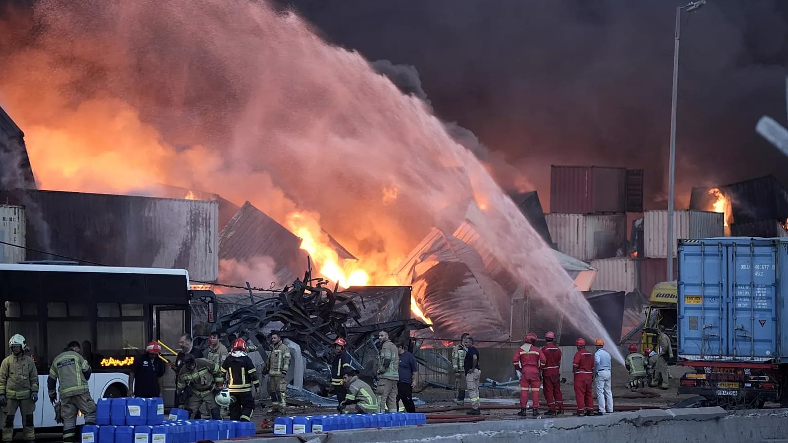 Aviões russos ajudam no combate a incêndio em porto iraniano após explosão que matou 70 pessoas
