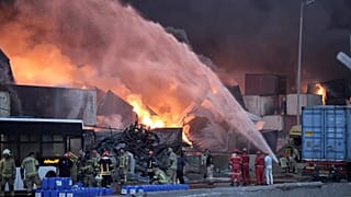 Les pompiers tentent d'éteindre l'incendie après l'explosion qui a secoué un port près de la ville portuaire de Bandar Abbas, en Iran, le dimanche 27 avril 2025