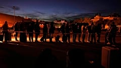 Menschen vor dem Bahnhof Atocha während des Stromausfalls. Madrid, 28. April 2025