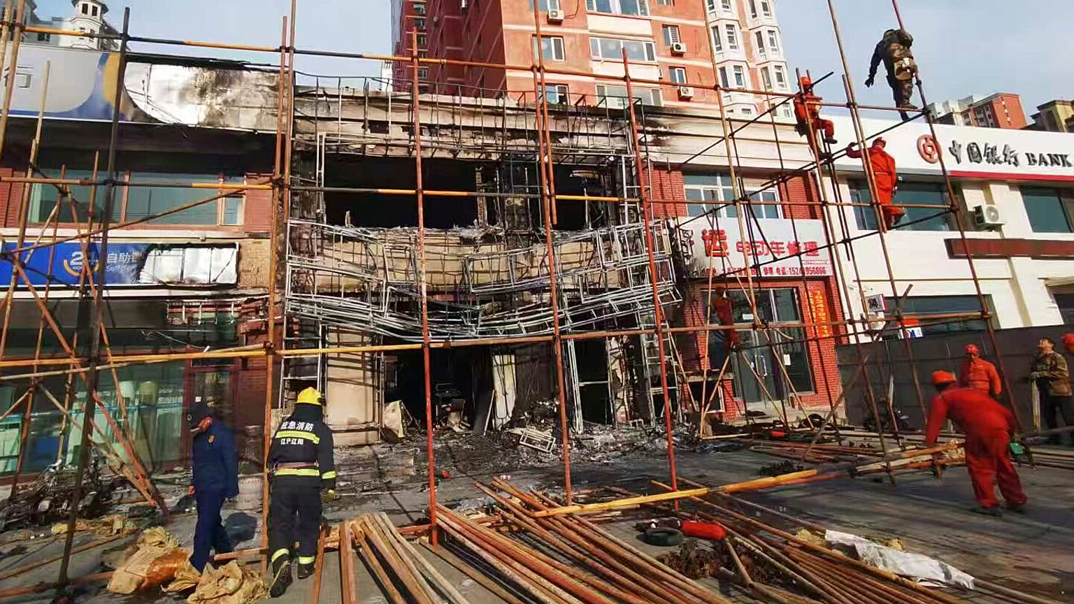 İtfaiyeciler ve yetkililer Liaoyang'da bir restoranda çıkan yangını yerinde inceliyor, 29 Nisan, 2025