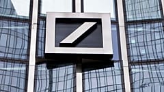 Archivo: El logotipo de Deutsche Bank se muestra en un edificio del banco en Fráncfort, Alemania, el 9 de abril de 2018.