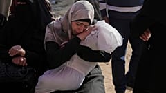 Heba Shakura trauert um ihren Sohn Islam Abu Mahdi, der bei einem Luftangriff der israelischen Armee getötet wurde, während seiner Beerdigung in Beit Lahia im Norden des Gazastreifens, Montag, 28. April 2025