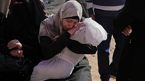 Heba Shakura pleure son fils Islam Abu Mahdi, tué lors d'une frappe aérienne de l'armée israélienne, pendant ses funérailles à Beit Lahia, dans le nord de la bande de Gaza, lundi 28 avril 2025