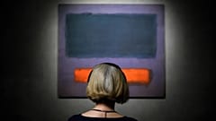 Ein Besucher bewundert Mark Rothkos "Grey, Orange on Maroon, No. 8", das von 2019 bis 2020 im Stedelijk Museum in Amsterdam zu sehen ist.