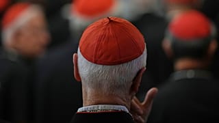 Kardinäle sitzen am Sonntag, den 27. April 2025, in der Basilika St. Maria Maggiore in Rom.