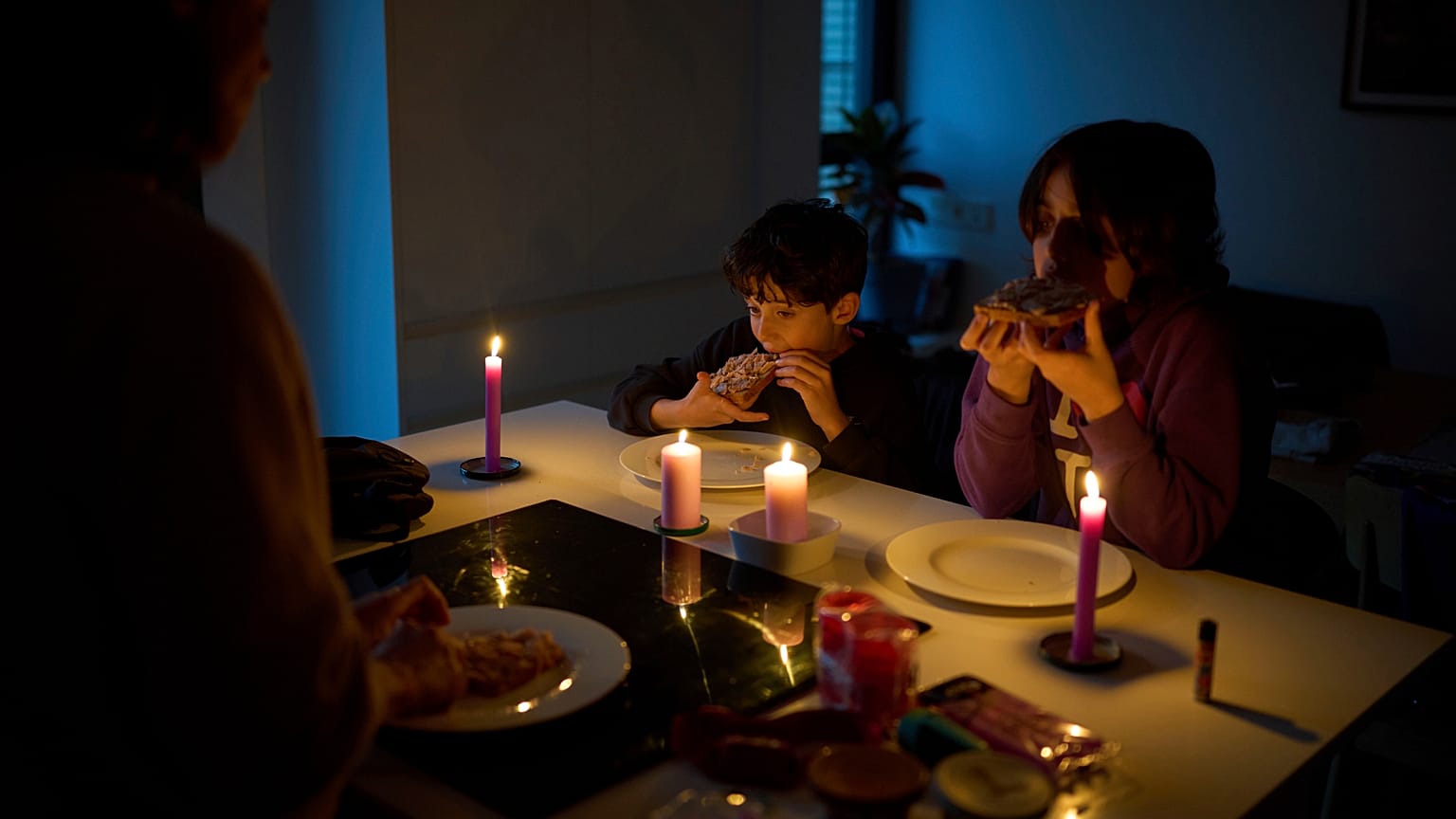 Una familia se ilumina con velas