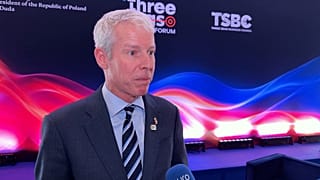 Chris Wright, secretário da Energia dos EUA, em conversa com a Euronews na Cimeira Trilateral, Varsóvia, 28 de abril de 2025.