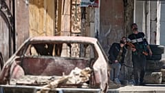 Drusische Bewaffnete neben einem Kontrollpunkt, einen Tag nach Zusammenstößen in der Region zwischen Angehörigen der Minderheit und regierungsfreundlichen Kämpfern in Damaskus, 29. April 2025