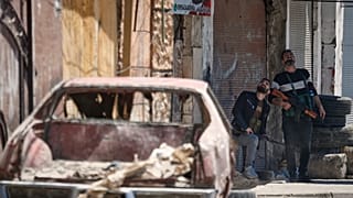 Homens armados drusos junto a um posto de controlo, um dia depois de confrontos em Damasco, 29 de abril de 2025.