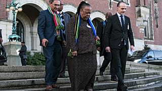 وزيرة خارجية جنوب إفريقيا ناليدي باندور تغادر محكمة العدل الدولية في لاهاي، 26 يناير/ كانون الثاني 2024.