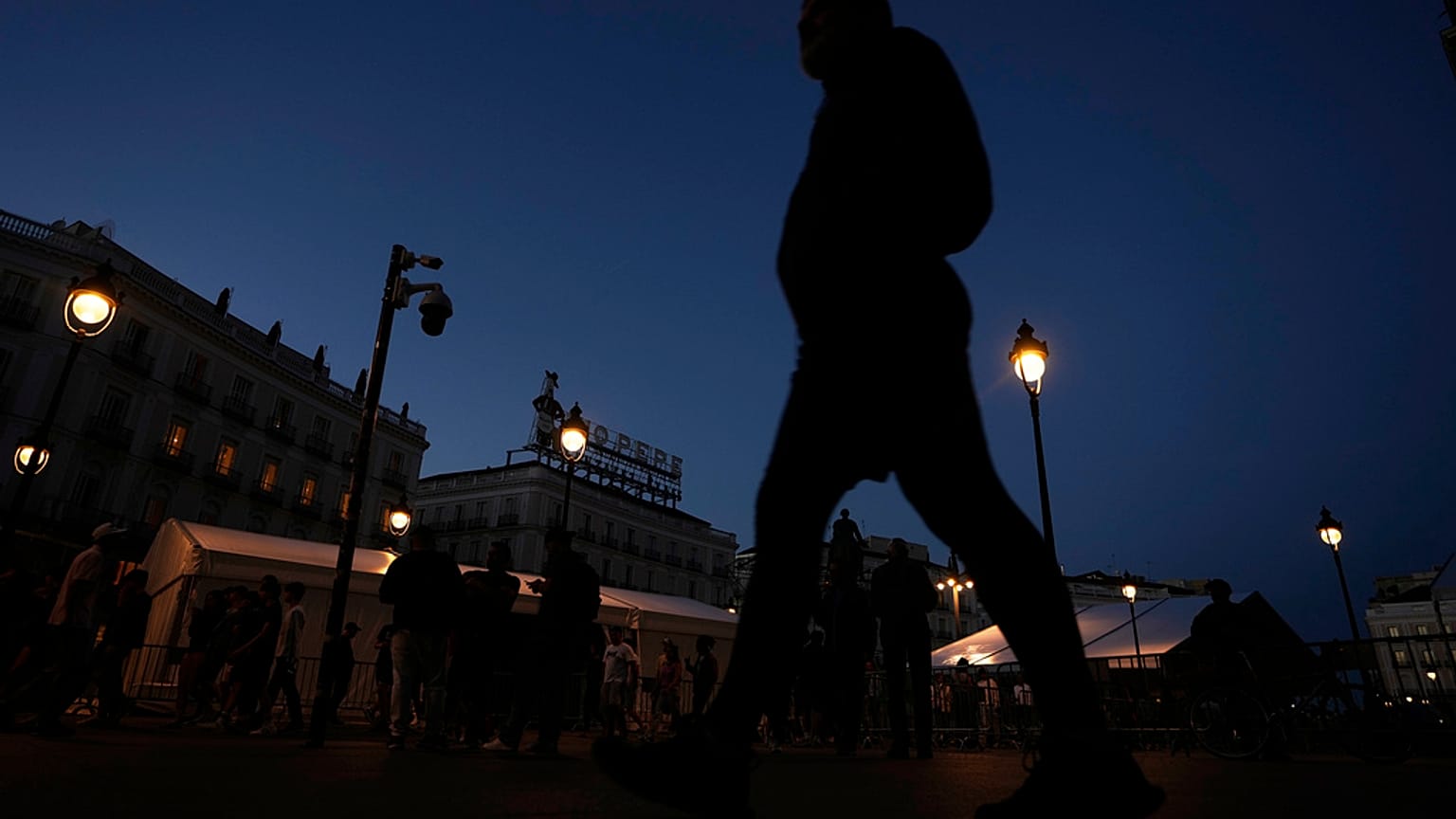 La gente camina por el centro de Madrid durante un gran apagón, el lunes 28 de abril de 2025