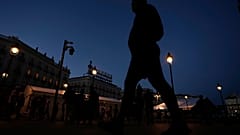 Büyük bir elektrik kesintisi sırasında Madrid şehir merkezinde yürüyen insanlar, 28 Nisan 2025