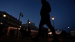 Des personnes marchent dans le centre de Madrid pendant une importante panne d'électricité, lundi 28 avril 2025.