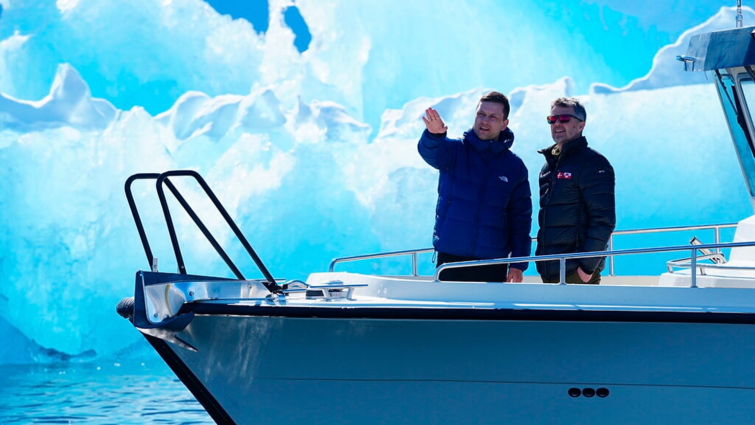 El rey Federico de Dinamarca, a la derecha, y el jefe de Gobierno de Groenlandia, Jens-Frederik Nielsen, durante un paseo en barco en Groenlandia, 29 de abril de 2025.