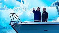 Dänemarks König Frederik, rechts, und Grönlands Regierungschef Jens-Frederik Nielsen vor einem Eisberg während einer Bootsfahrt im Nuuk Fjord, in Grönland, 29. April 2025