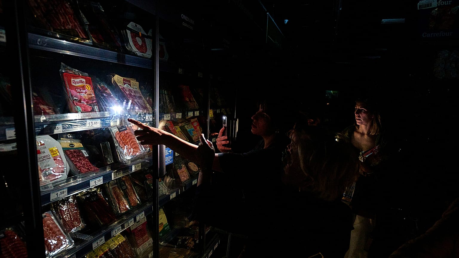 People buy food at a supermarket during a massive power outage in Pamplona, 28 April, 2025