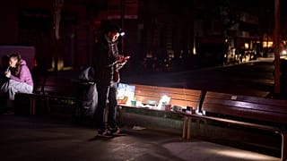 Um homem vende rádios a pilhas e lanternas numa rua de Barcelona durante o apagão em Barcelona, Espanha, terça-feira, 29 de abril de 2025