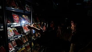 People buy food at a supermarket during a massive power outage in Pamplona, 28 April, 2025