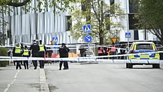 Rendőrök a helyszínen egy lövöldözés után Uppsala központjában, 2025. április 29.