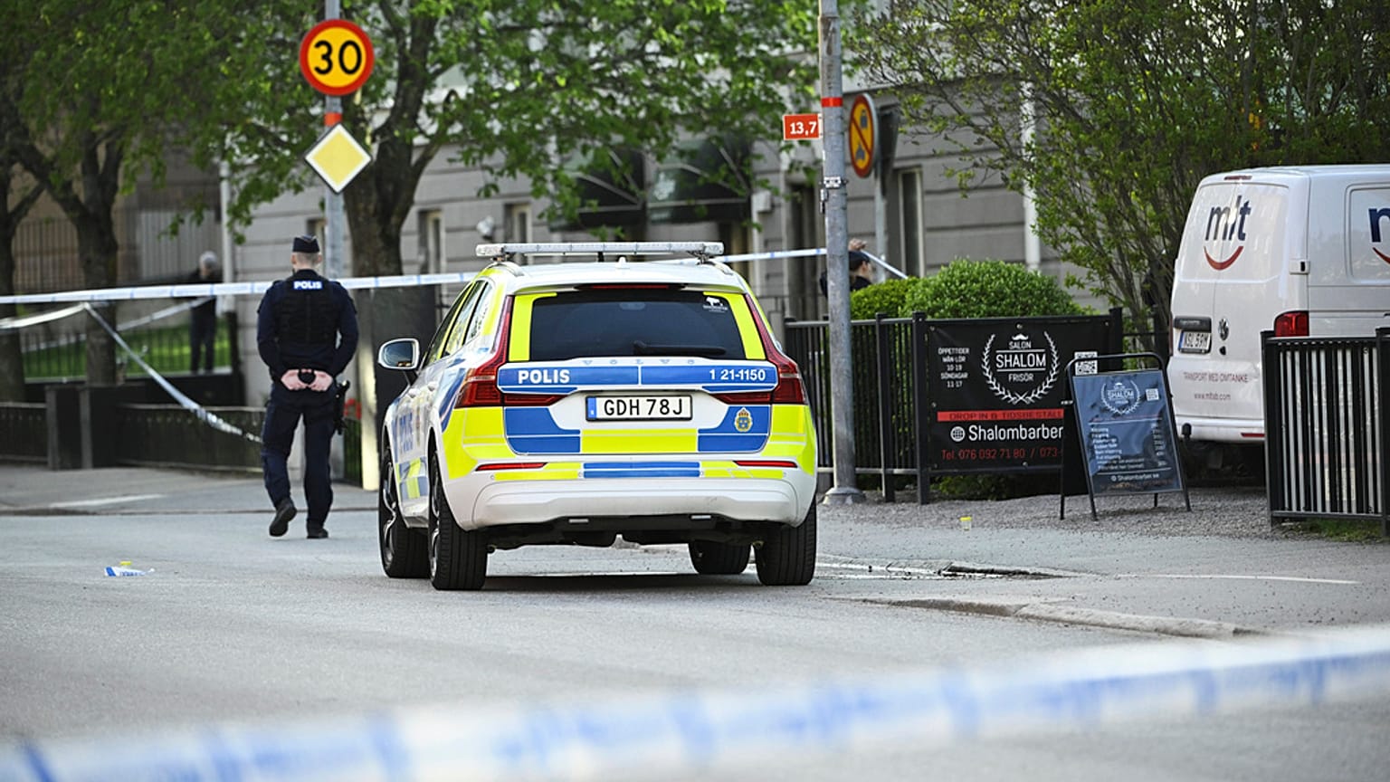 L'area dove è avvenuto l'attacco a Uppsala, in Svezia, è stata recintata dalla polizia