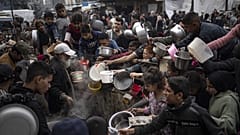 Palestinianos fazem fila para uma refeição em Rafah, 21 de dezembro de 2023
