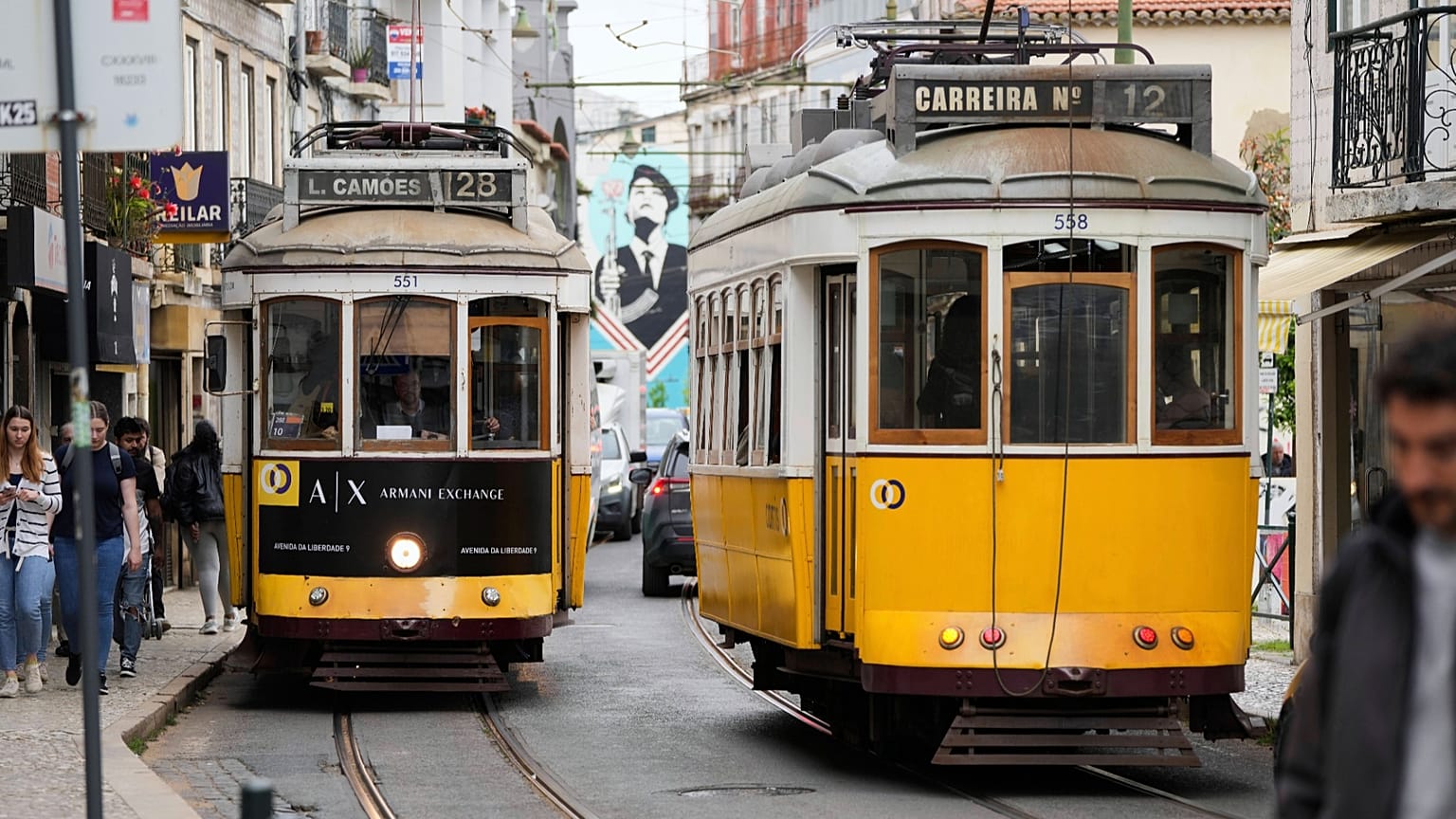 Tramwaje elektryczne przejeżdżają przez Lizbonę, wtorek, 29 kwietnia 2025 r., dzień po ogólnokrajowej awarii zasilania, która zatrzymała tramwaje, pociągi i metro.