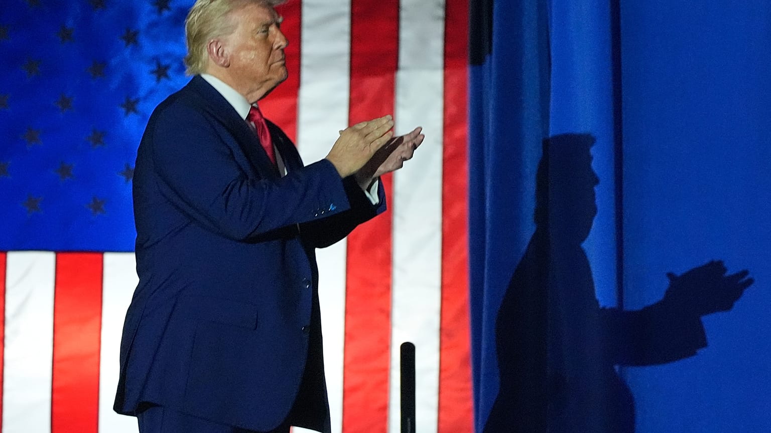 Prezydent Donald Trump przybywa, aby przemówić na temat swoich pierwszych 100 dni w Macomb County Community College Sports Expo Center we wtorek 29 kwietnia 2025 r. w Warren w stanie Michigan.
