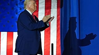El presidente Donald Trump llega para hablar sobre sus primeros 100 días en el Macomb County Community College Sports Expo Center, el martes 29 de abril de 2025, en Warren, Michigan.
