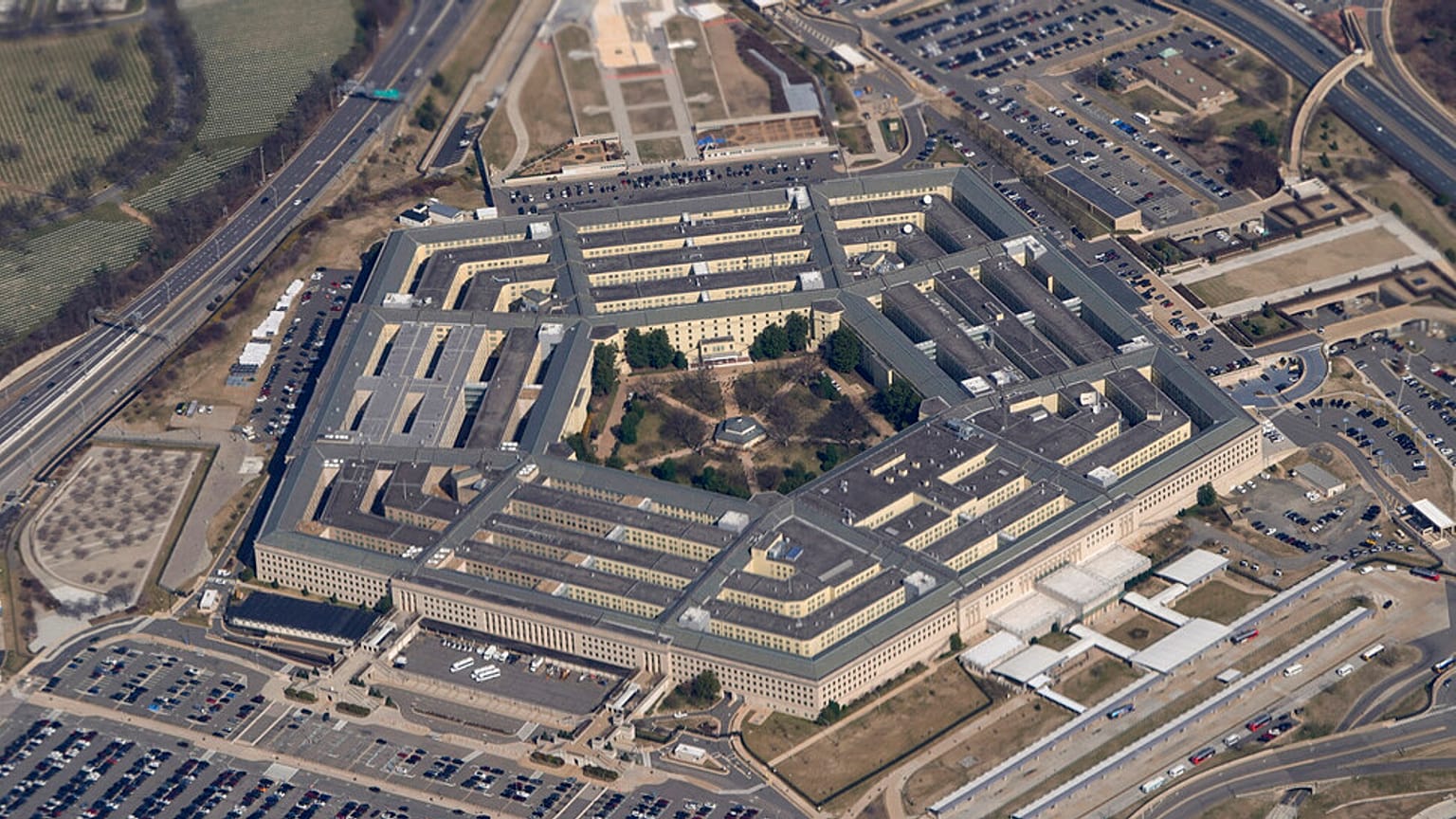 DOSYA - Pentagon, Air Force One'dan Washington üzerinde uçarken görülüyor, 2 Mart 2022