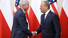 Foto de Tusk y un representante de EE.UU.