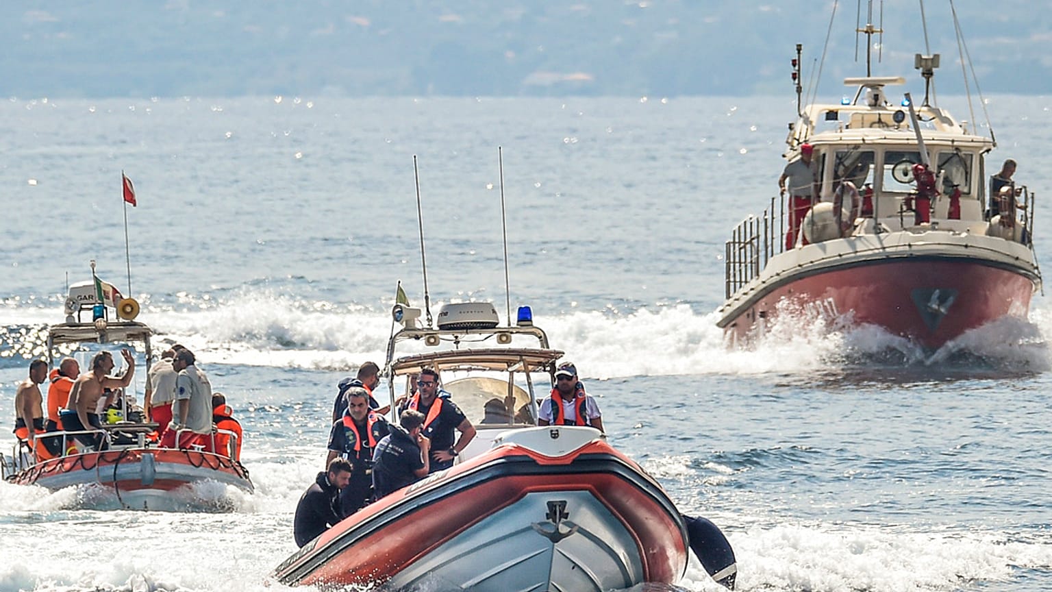 Sommozzatori dei vigili del fuoco italiani lavorano sul luogo di un naufragio a Porticello, in Sicilia, giovedì 22 agosto 2024