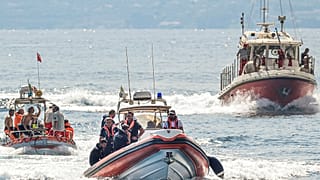 Sommozzatori dei vigili del fuoco italiani lavorano sul luogo di un naufragio a Porticello, in Sicilia, giovedì 22 agosto 2024