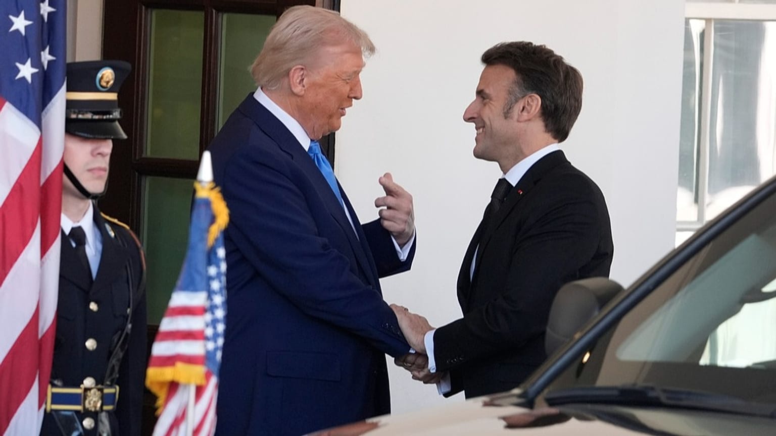 Donald Trump salue Emmanuel Macron à la Maison Blanche, le lundi 24 février 2025.