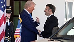Donald Trump salue Emmanuel Macron à la Maison Blanche, le lundi 24 février 2025.