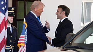 Donald Trump salue Emmanuel Macron à la Maison Blanche, le lundi 24 février 2025.