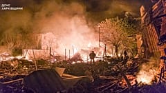 Feuerwehrleute in Charkiw löschen ein Feuer nach einem russischen Drohnenangriff auf Wohngebäude, 30. April 2025.