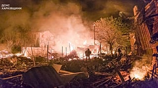 Des pompiers de Kharkiv éteignent un incendie après une attaque de drone russe sur des bâtiments résidentiels, le 30 avril 2025.