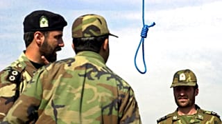 ضباط الشرطة الإيرانية يقفون حول الحبل لاستخدامه في الشنق العلني 