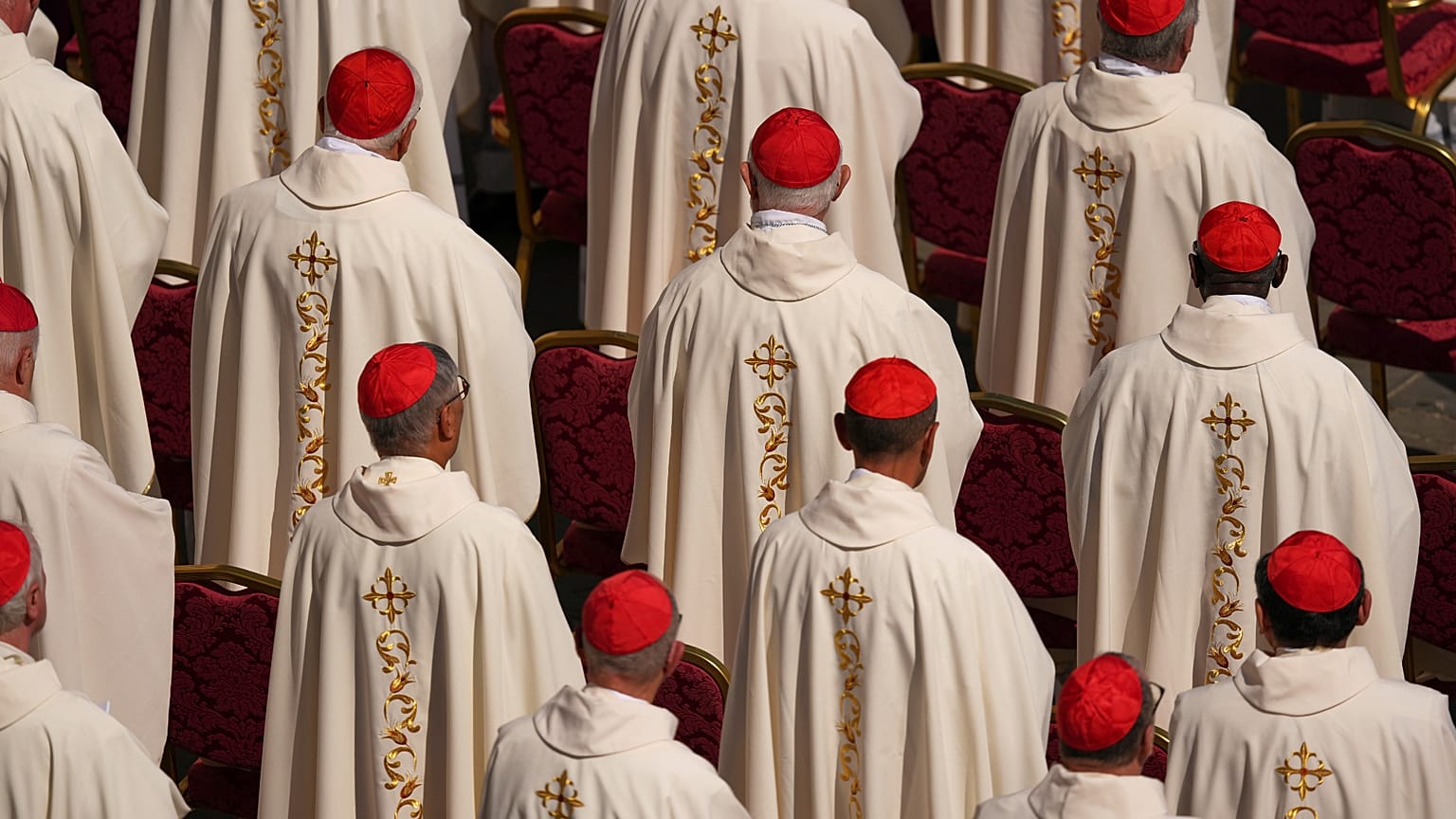 Cardinali assistono alla messa presieduta dal cardinale Pietro Parolin in piazza San Pietro, in Vaticano, nel secondo giorno dei novendiali per Papa Francesco, 27 aprile 2025