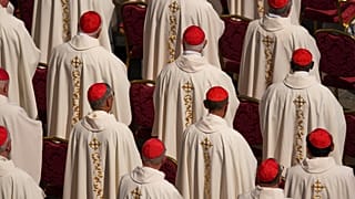 Cardinali assistono alla messa presieduta dal cardinale Pietro Parolin in piazza San Pietro, in Vaticano, nel secondo giorno dei novendiali per Papa Francesco, 27 aprile 2025